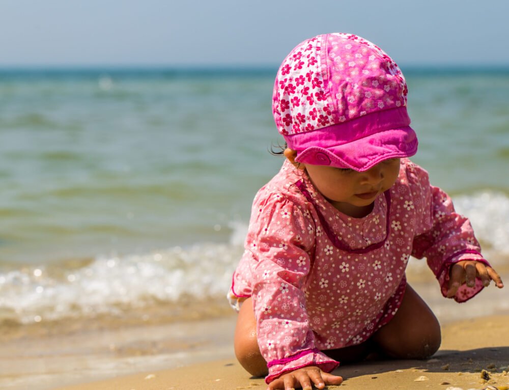 Dziecko na plaży. O czym musisz pamiętać?